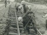 十勝沖地震で大きな被害を受けた線路の復旧に当たる作業員＝1968年5月