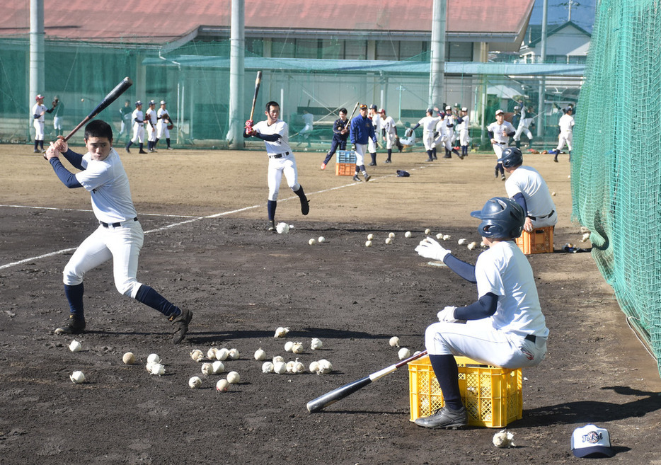 打撃練習をする東海大甲府の選手たち＝甲府市で２０２１年１月３０日、金子昇太撮影