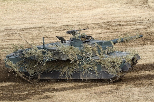 [写真]今年は初めて陸自富士学校から最新鋭の10式戦車も登場した（2014年1月12日、小山英之氏撮影）
