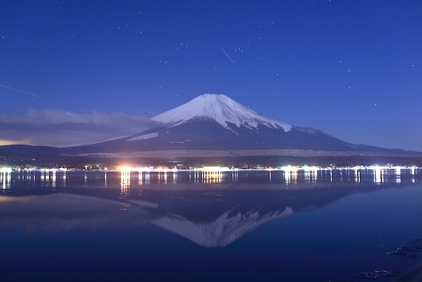 [写真]山梨県・山中湖親水公園から撮影した逆さ富士（2014年1月17日、林直樹氏撮影）