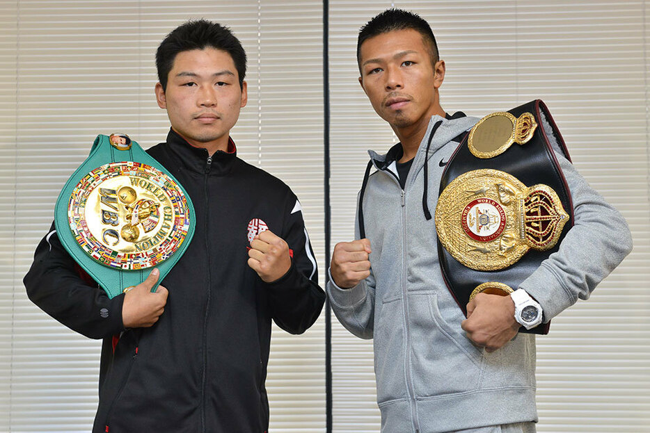 [写真]WBAのSフェザー級王者・内山とWBC同級王者・三浦（写真＝山口裕朗）