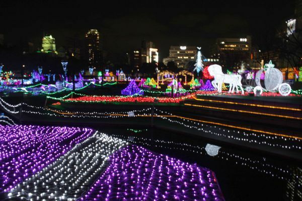 [写真]会場いっぱいに広がる幻想的なイルミネーション＝23日午後8時ごろ、大阪市天王寺区で