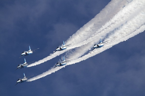 [写真]航空自衛隊入間基地で展示飛行を披露するブルーインパルスのT-4（2012年11月3日、小山英之氏撮影）