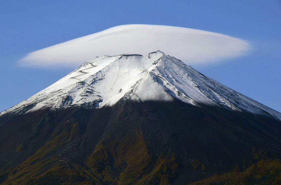 富士山の山頂をふんわりと覆う笠雲＝20日午前8時45分ごろ、山梨県富士吉田市