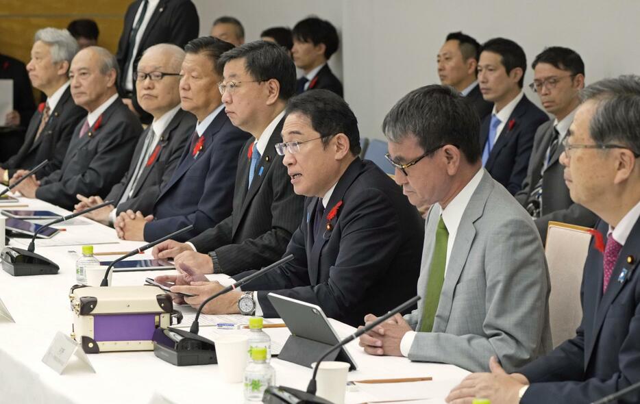 デジタル行財政改革会議の初会合であいさつする岸田首相（右から3人目）ら＝11日午後、首相官邸