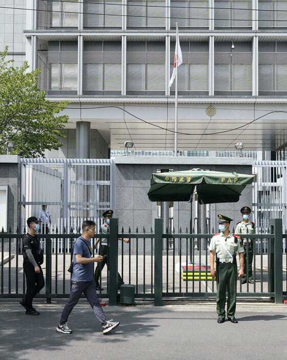 北京の日本大使館前を警戒する治安当局者ら＝8月（共同）