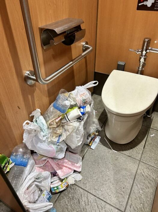 ５合目のトイレに捨てられたゴミ（山梨県提供）