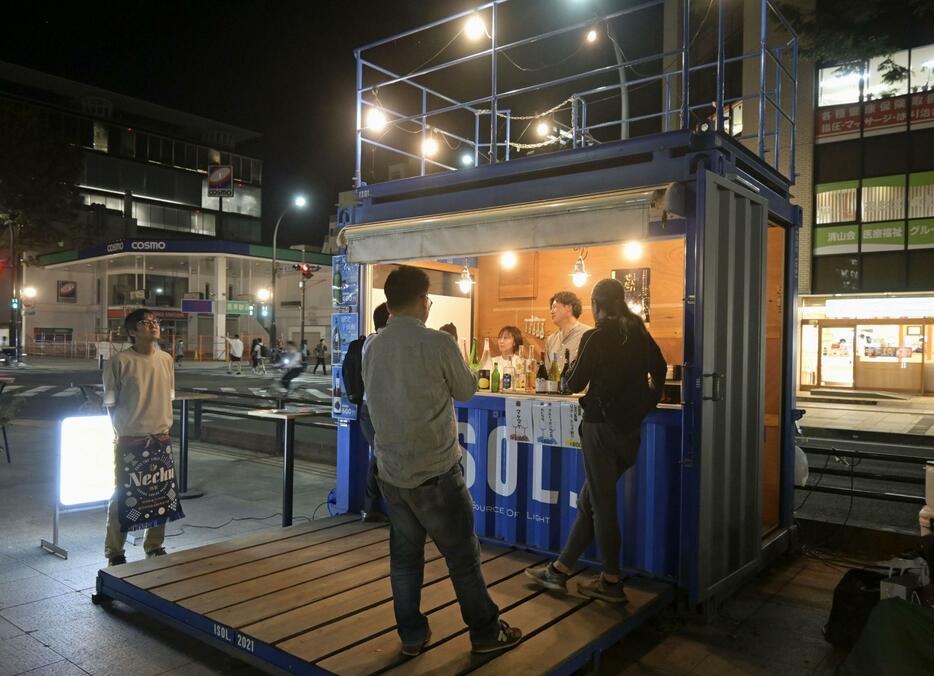 試験的にオープンした立ち飲みバー「スナックせんだい」＝2日夜、仙台市