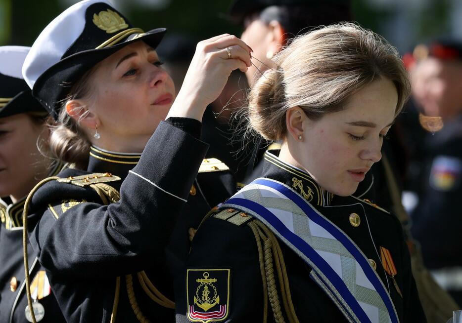 対ドイツ戦勝記念日の式典のリハーサルに参加したロシア黒海艦隊の女性兵士＝5月、ウクライナ南部クリミア半島セバストポリ（タス＝共同）
