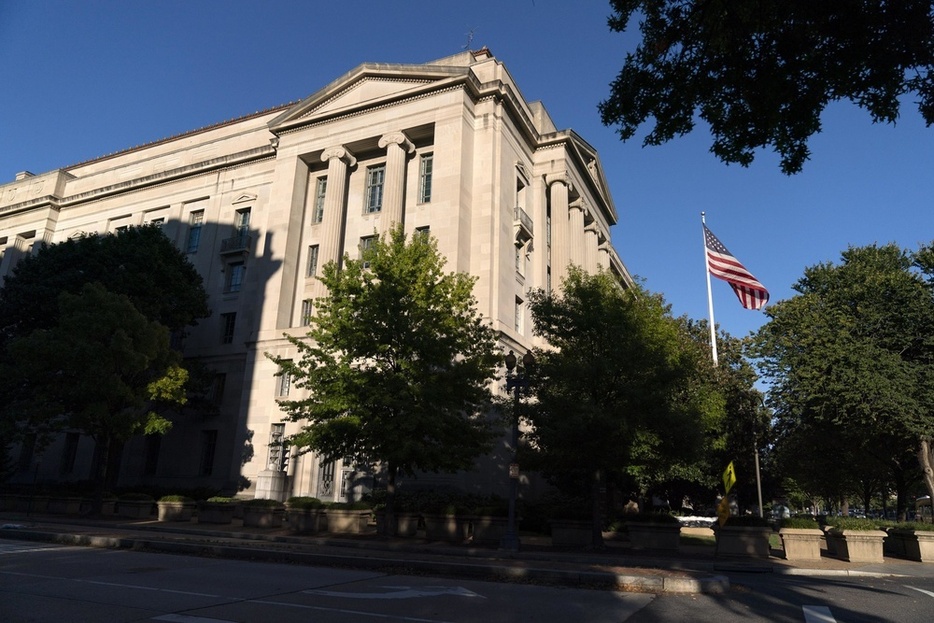 ワシントンにある米司法省の建物（AP＝共同）