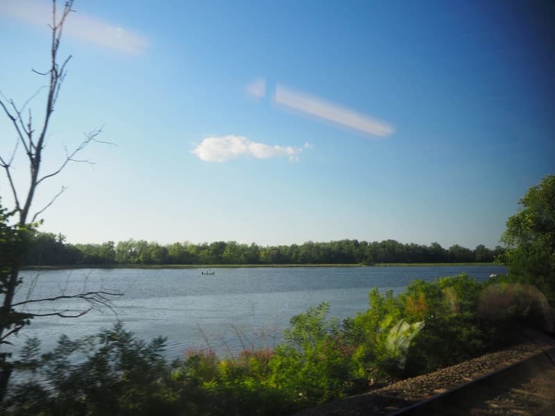 ＮＪトランジットのリバーラインの列車から見たデラウェア川＝２０２３年９月２８日、米ニュージャージー州（筆者撮影）