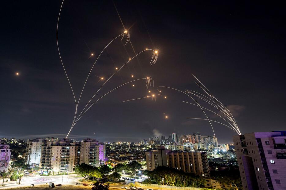 パレスチナ自治区ガザから発射されたロケット弾を迎撃するイスラエルの防空システム＝8日（ロイター＝共同）