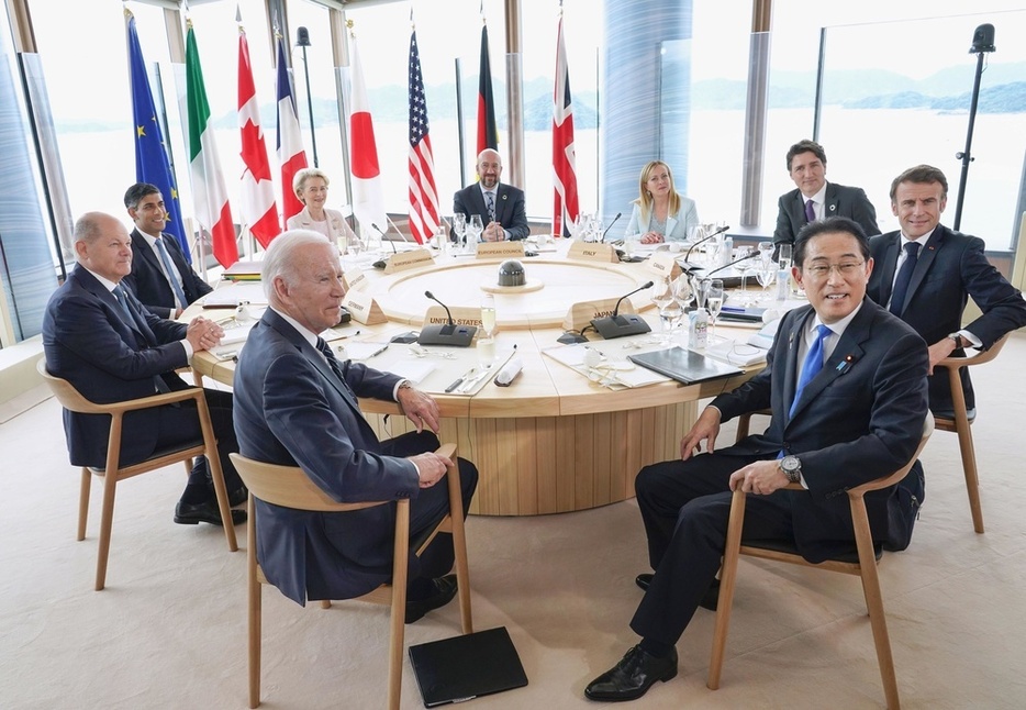 5月、G7広島サミットの第1セッションに臨む岸田首相（手前右）、バイデン米大統領（同左）ら各国首脳たち