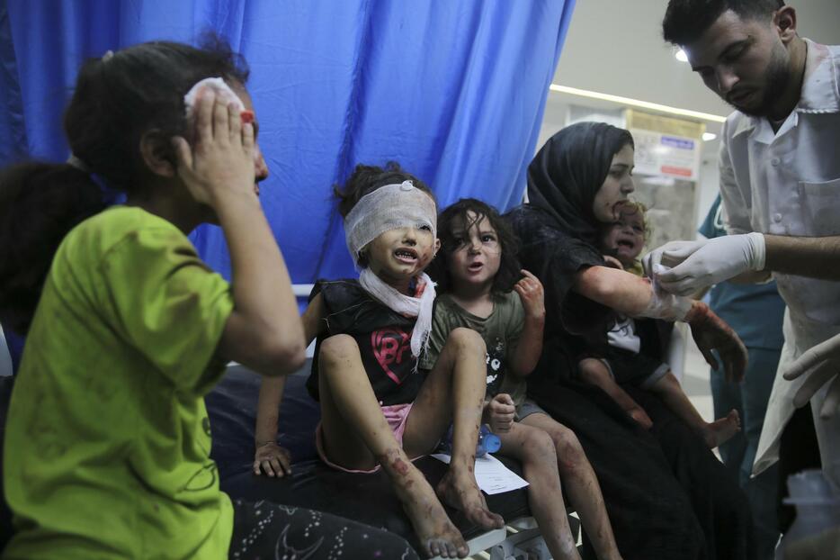 イスラエルの攻撃で負傷し、病院に運ばれた子どもたち＝11日、パレスチナ自治区ガザ（AP＝共同）