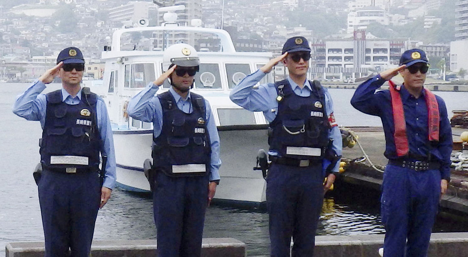 サングラスを着用した長崎県警の地域警察官（県警提供）