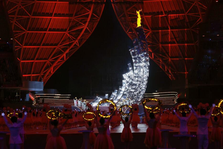 杭州アジアパラ大会の開会式で点火された聖火＝22日、杭州（共同）