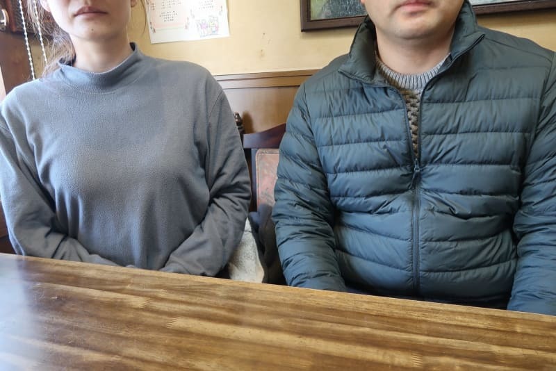 取材に応じる李泉さんの姉の玲さん（左）＝２０２２年１２月１８日、力丸将之撮影、神戸市兵庫区