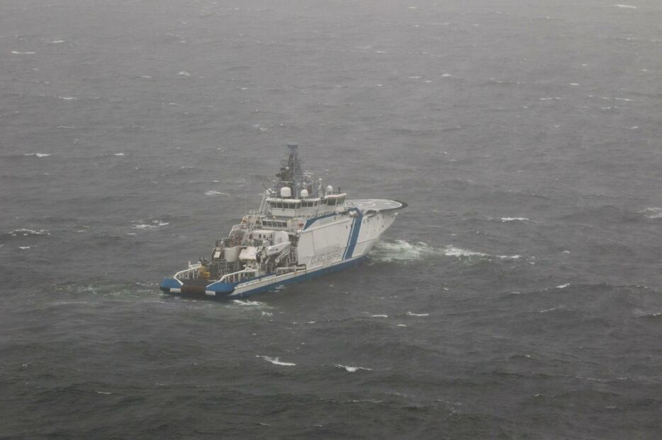 海底パイプラインが損傷した付近の海域で警備に当たるフィンランド国境警備隊の船＝11日（フィンランド国境警備隊提供・ロイター＝共同）