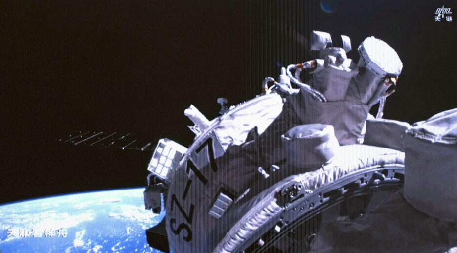 北京の宇宙飛行管制センターのモニターに映し出された、宇宙ステーション「天宮」とのドッキングに成功した「神舟17号」＝26日（新華社＝共同）