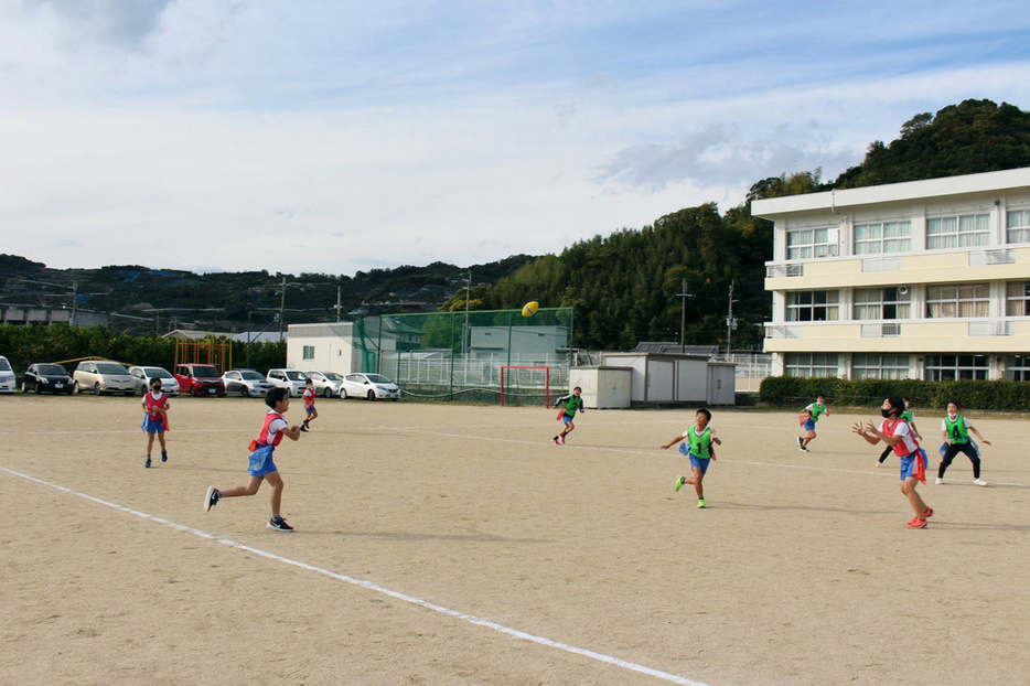 小学校の体育の授業で、「フラッグフットボール」をする児童ら＝2021年11月