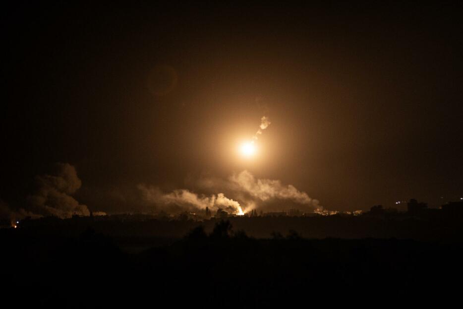 29日、イスラエル軍によるガザ地区への攻撃後に上がる炎＝イスラエル南部スデロト（ゲッティ＝共同）