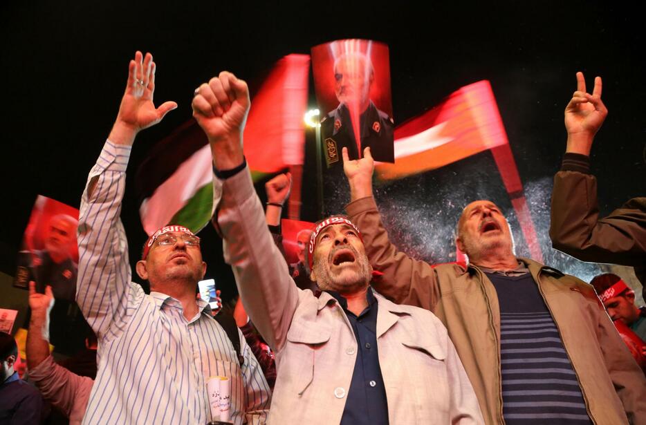 イランの首都テヘランでハマス支持を示すために集まった人たち＝7日（ゲッティ＝共同）