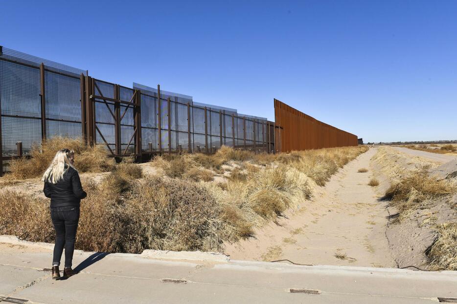 米テキサス州エルパソのメキシコ国境に建設された壁＝1月（共同）