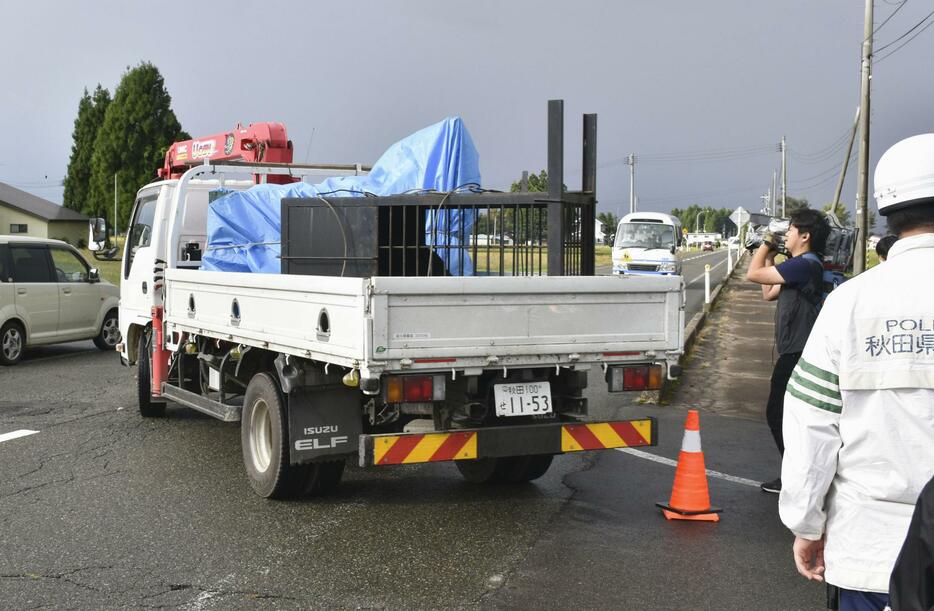 捕獲されたクマを移送するトラック＝5日、秋田県美郷町