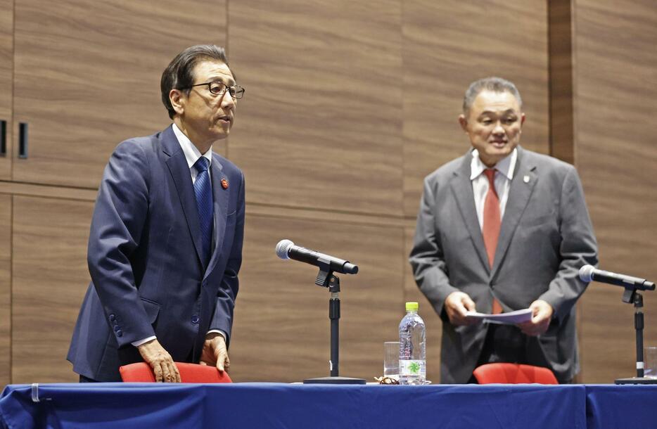 記者会見に臨む札幌市の秋元克広市長（左）とJOCの山下泰裕会長。2030年冬季五輪・パラリンピックの招致断念を表明した＝11日午後、東京都新宿区