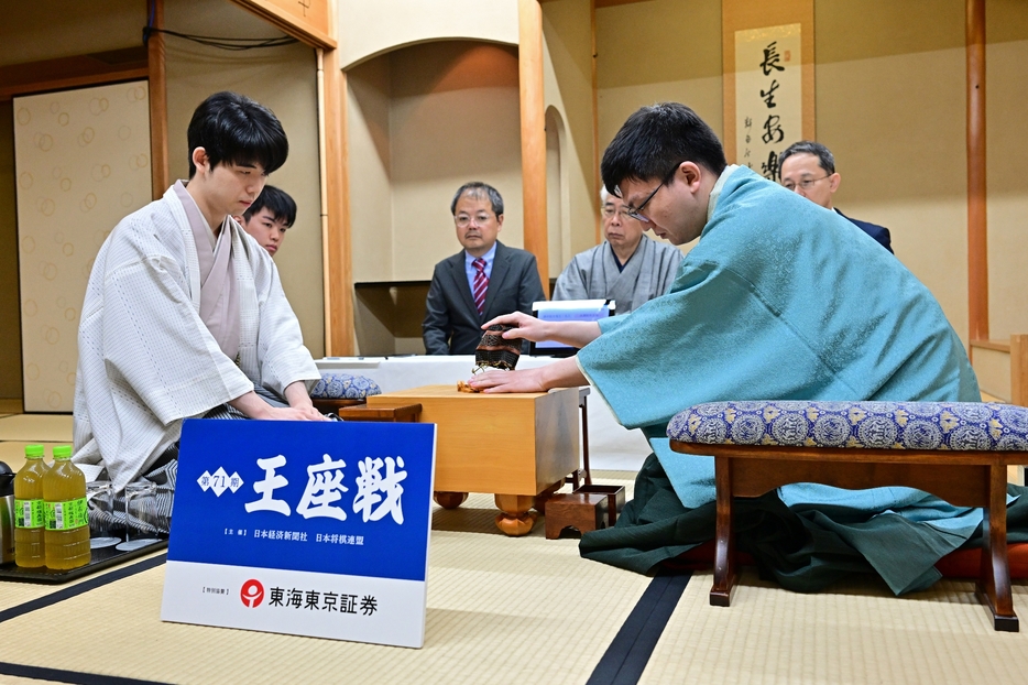 第71期「王座戦」五番勝負の第4局の様子。藤井聡太七冠（左）と永瀬拓矢王座＝11日、京都市内のホテルで（提供：日本将棋連盟）