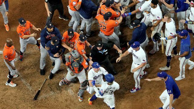 両軍入り乱れての乱闘(写真:AP/アフロ)