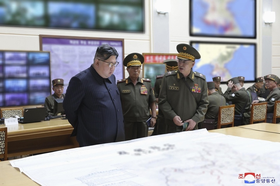 8月、朝鮮人民軍総参謀部の訓練指揮所を訪れ「全軍指揮訓練」を視察する北朝鮮の金正恩朝鮮労働党総書記（手前左）（配信元が画像の一部を加工しています、朝鮮中央通信＝共同）