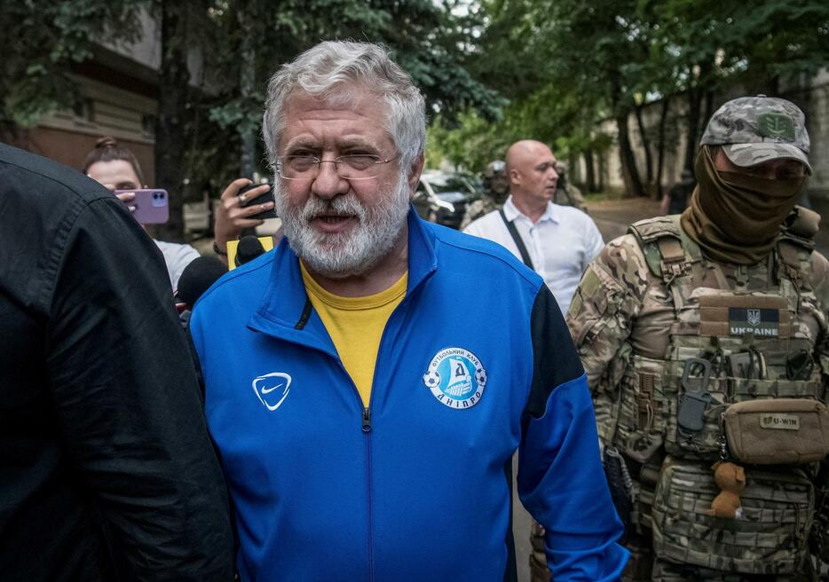ウクライナ・キーウの裁判所に到着したコロモイスキー氏＝9月2日（ロイター＝共同）