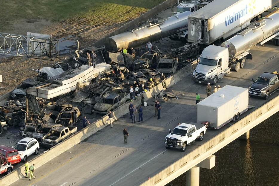23日、米ルイジアナ州で起きた交通事故の対応に当たる人たち（AP＝共同）