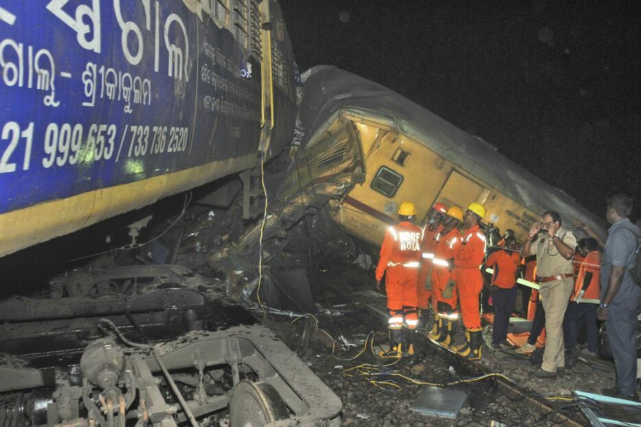 インド南部アンドラプラデシュ州ビジャヤナガラム地区で起きた列車衝突事故の現場＝29日（AP＝共同）
