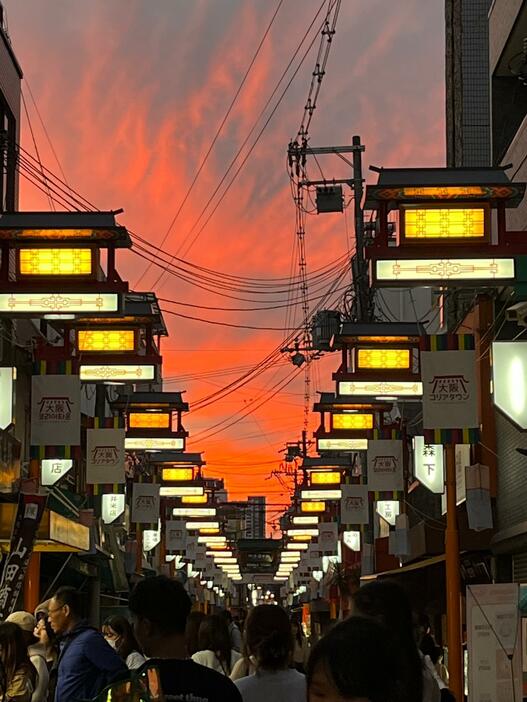 ［写真］大阪市内では真っ赤な夕焼けがみられた＝22日午後5時25分ごろ、大阪市生野区で