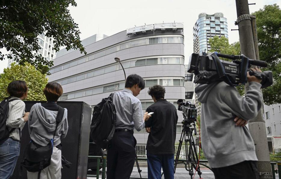 社名の看板を撤去するための準備作業が始まり、報道関係者らが集まったジャニーズ事務所前＝5日午前、東京都港区