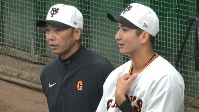 阿部監督と話す巨人の横川凱投手