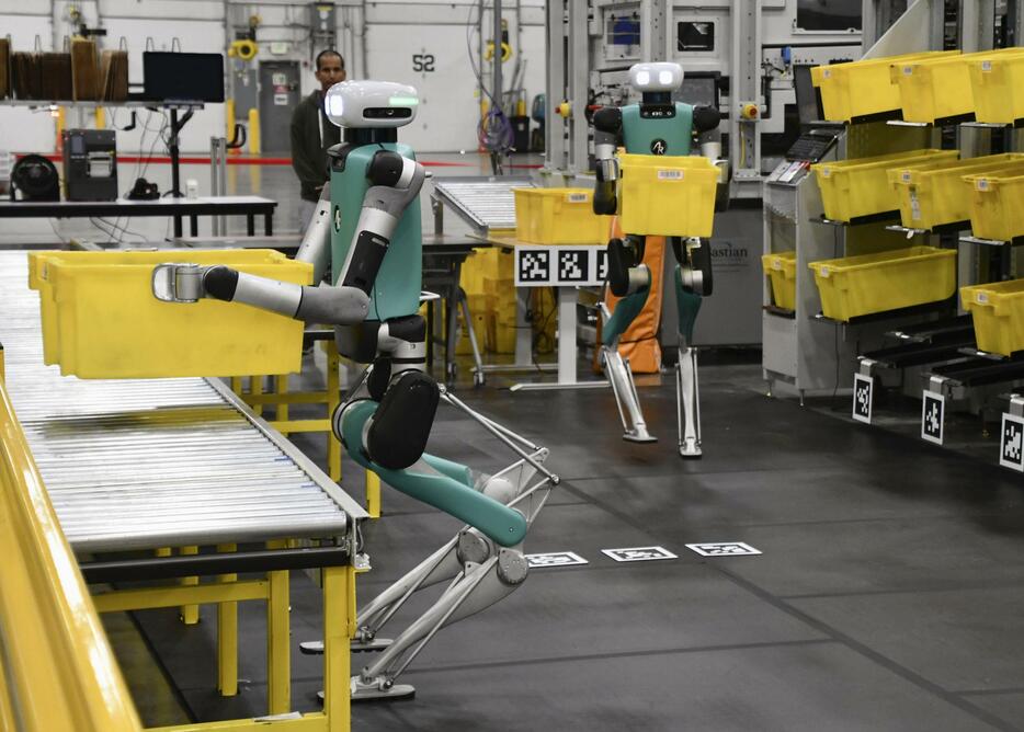 米アマゾン・コムが配送拠点に導入する人型ロボットのデモ＝18日、米ワシントン州（共同）