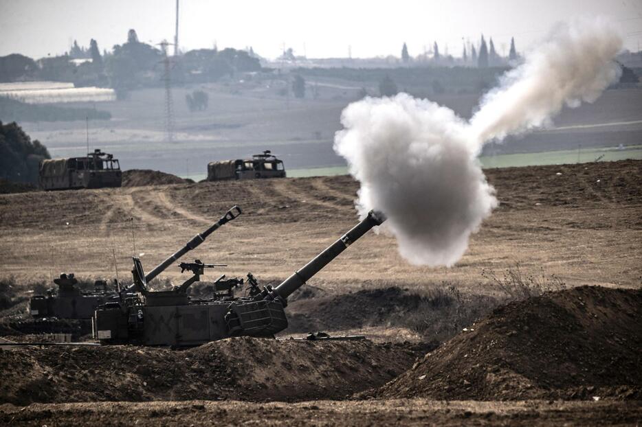 パレスチナ自治区ガザに対するイスラエル軍の砲撃＝28日、イスラエル南部スデロト（ゲッティ＝共同）