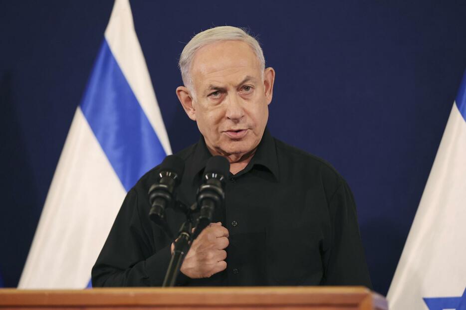28日、イスラエル中部テルアビブでの記者会見で話すネタニヤフ首相（AP＝共同）