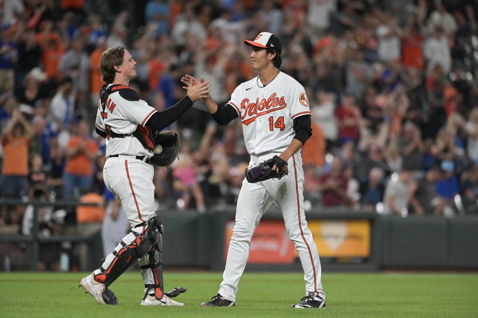 藤浪と握手を交わすアドリー・ラッチマン捕手（写真：USA TODAY Sports/ロイター/アフロ）