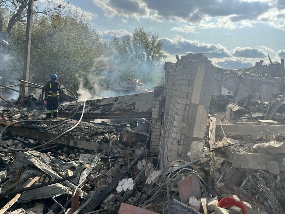 5日、ウクライナ東部ハリコフ州のロシア軍による攻撃があった村で活動する救助隊員（ハリコフ州知事のテレグラムから・ロイター＝共同）