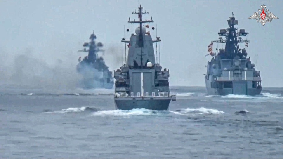 7月にロシア国防省が公開した、黒海で訓練中の黒海艦隊の艦艇（AP＝共同）