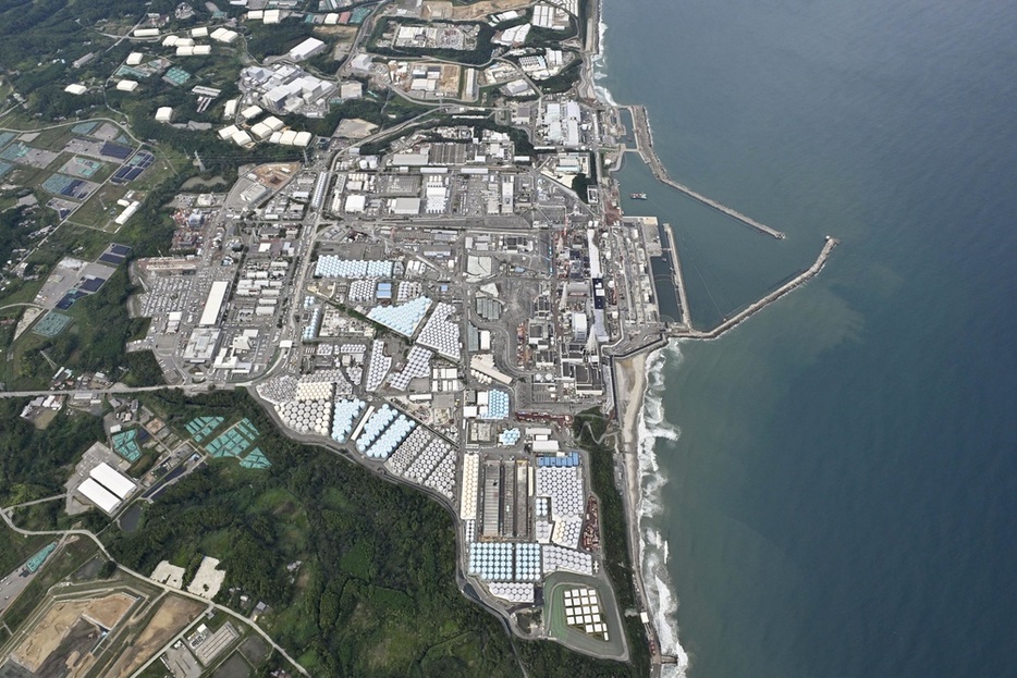 2回目となる処理水の海洋放出が始まった東京電力福島第1原発＝5日午後1時46分（共同通信社ヘリから）