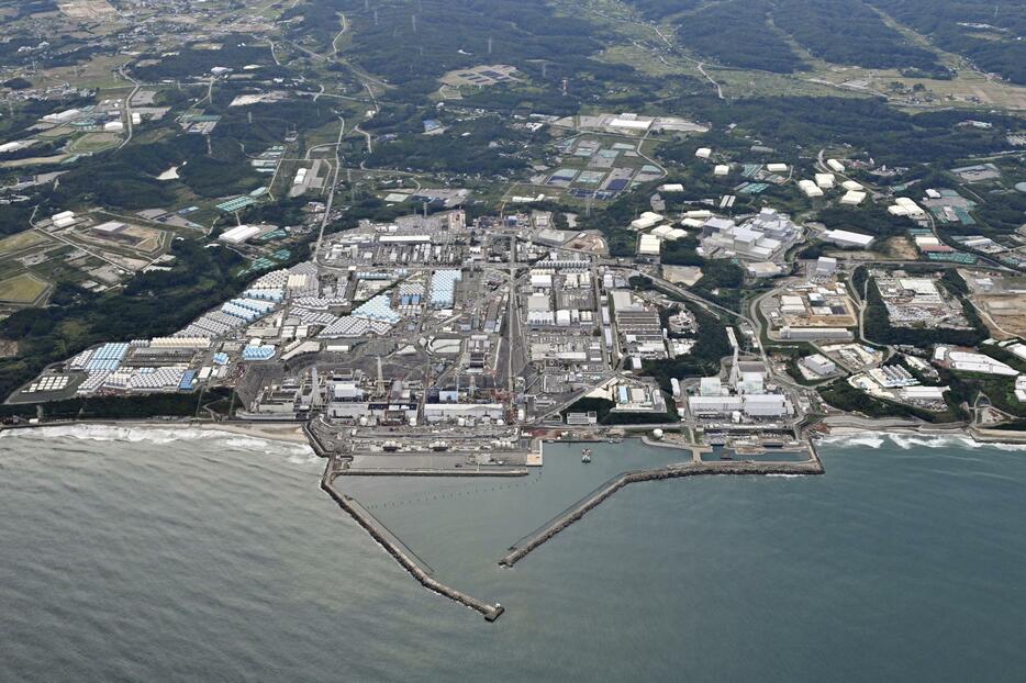 2回目となる処理水の海洋放出が始まった東京電力福島第1原発＝5日午後1時49分（共同通信社ヘリから）