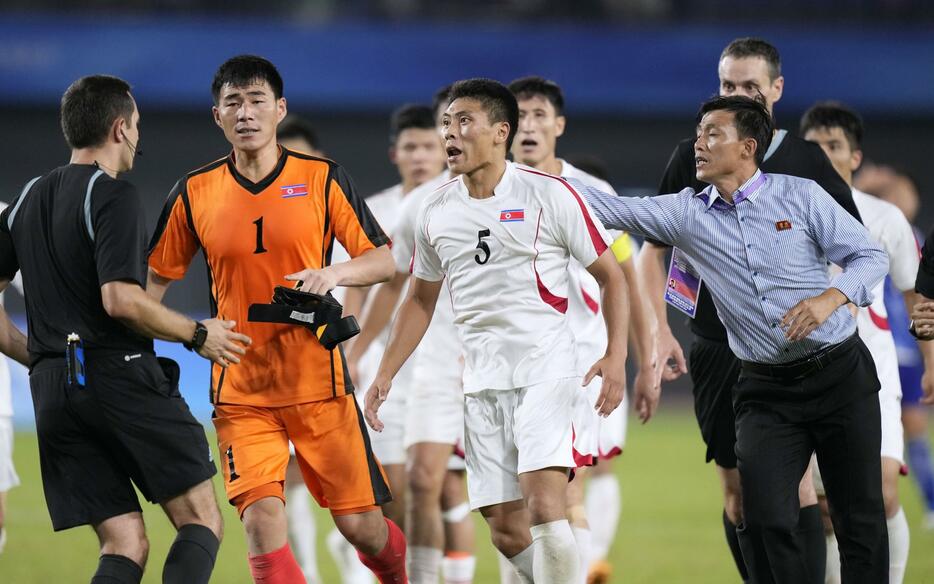 日本に敗れ、試合終了後に審判に詰め寄る北朝鮮の選手（5）＝杭州（共同）