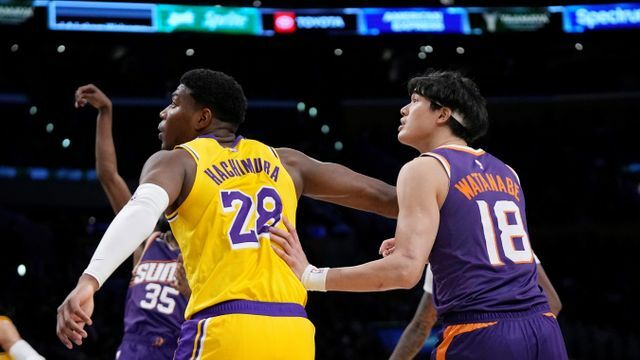 NBAの舞台でマッチアップする八村塁選手（左）と渡邊雄太選手【写真：AP／アフロ】