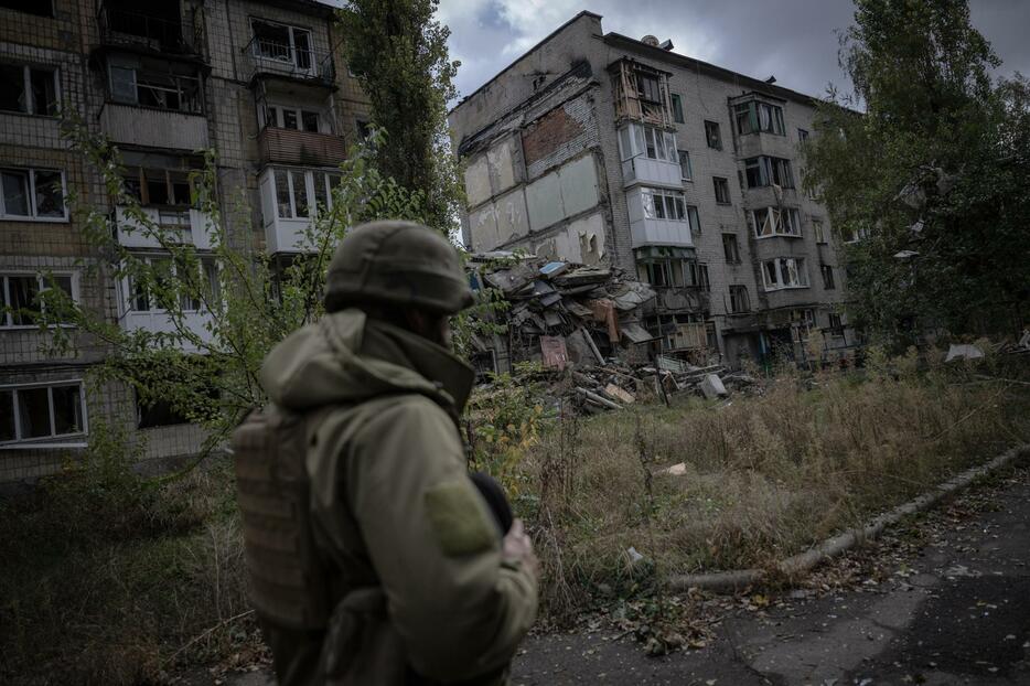 ウクライナ東部アブデーフカの前線を歩く兵士＝17日（ゲッティ＝共同）