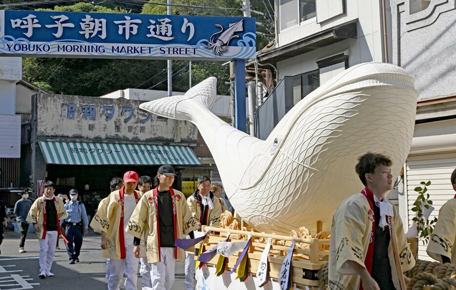 「呼子くんち」で親鯨の山車を引いて練り歩く人たち＝15日午前、佐賀県唐津市呼子町